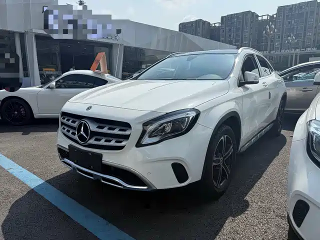 MERCEDES-BENZ GLA