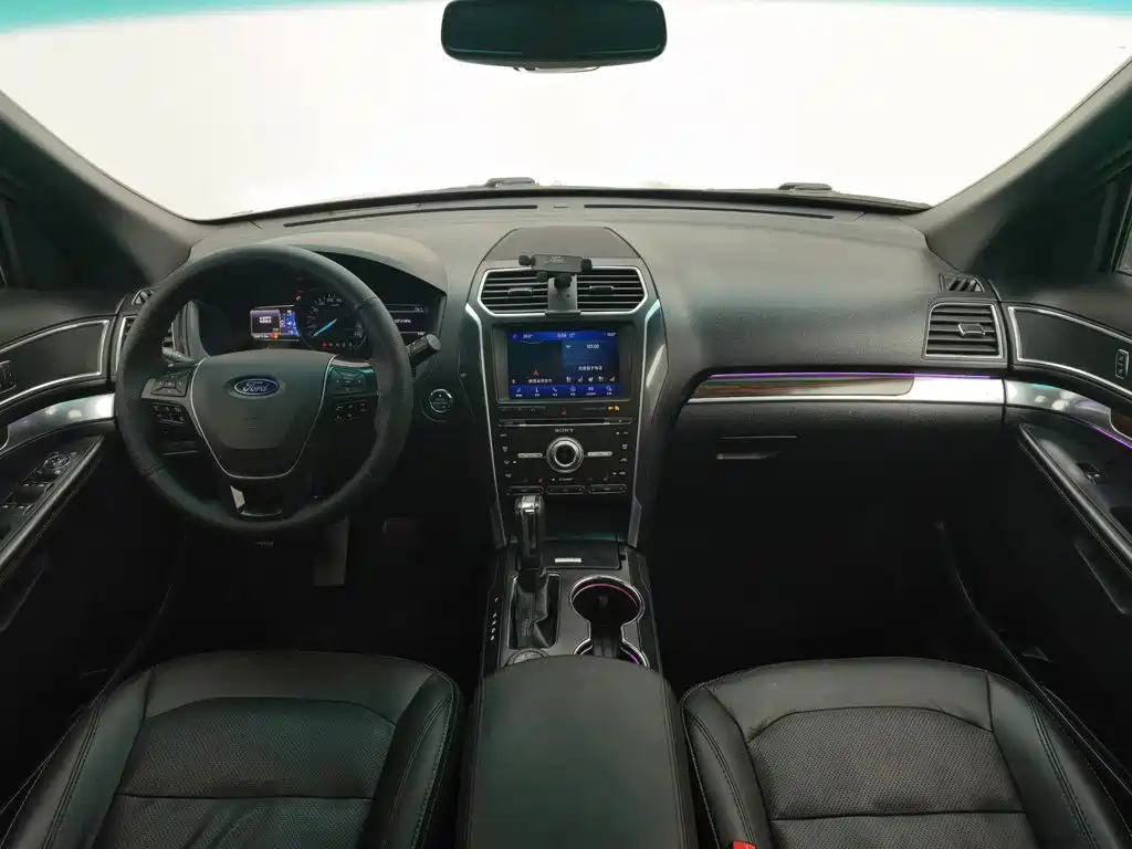 Photo 5 - Ford Explorer (Import)