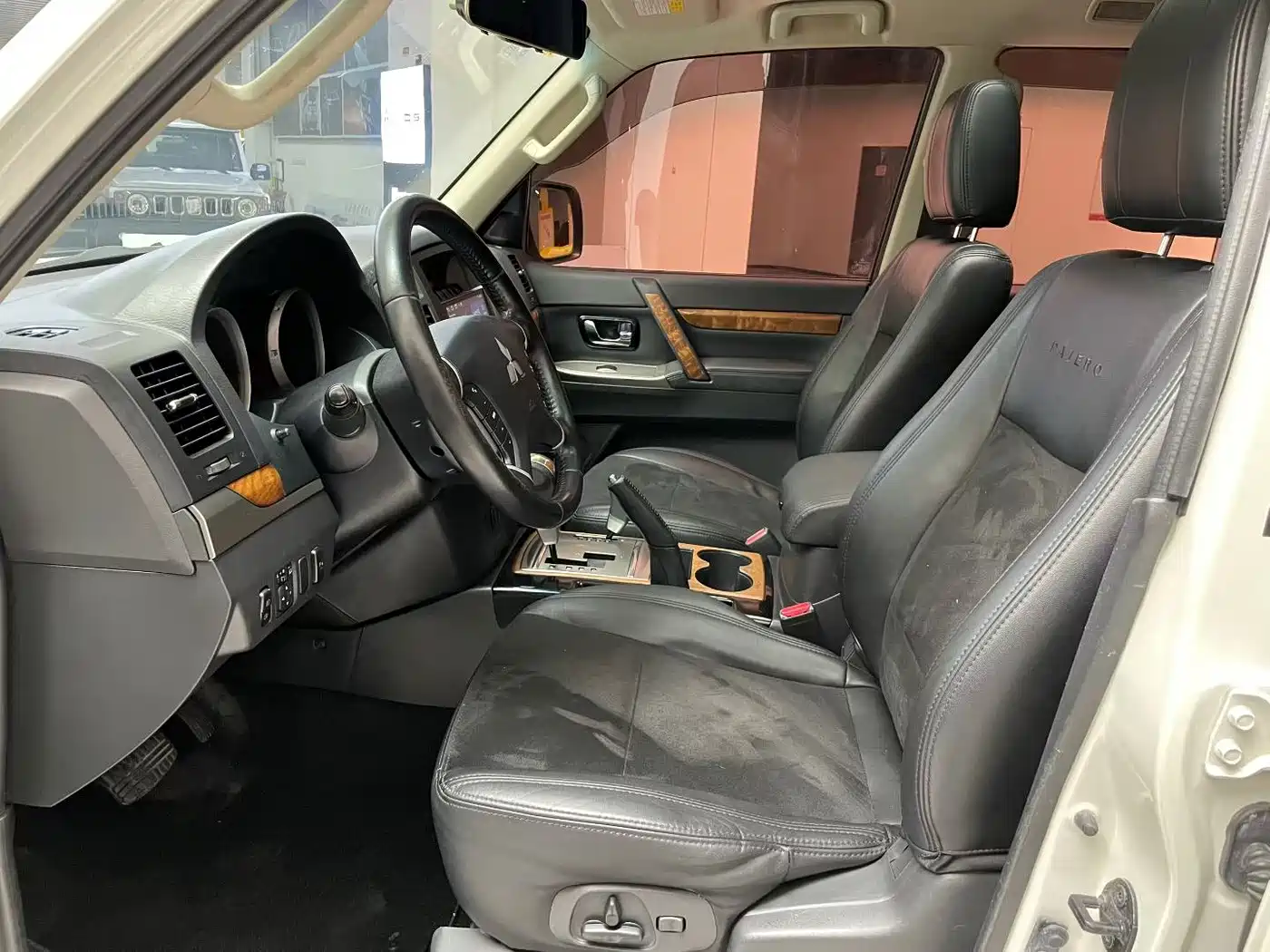 Mitsubishi Pajero (Import) 2018 3.0L Automatic Luxury Edition фото 8