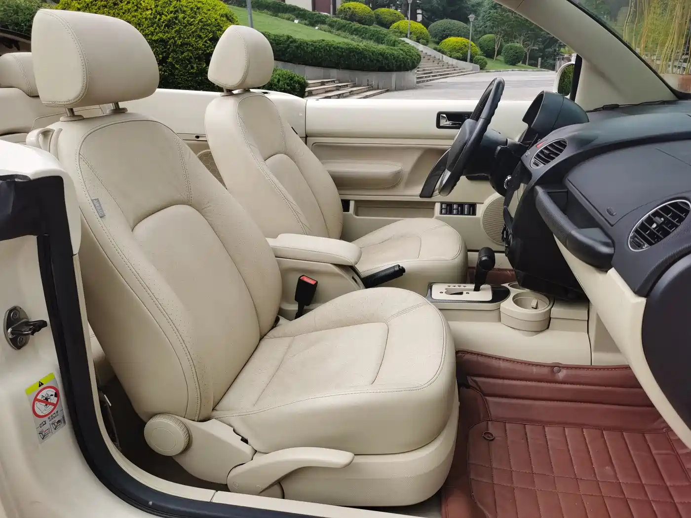 Volkswagen Beetle 2010 Model 2.0 BlackOrange Convertible Luxury Edition фото 15