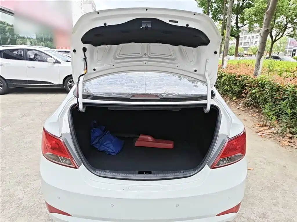 Hyundai Verna 2014 1.4L Manual Smart GLS фото 19