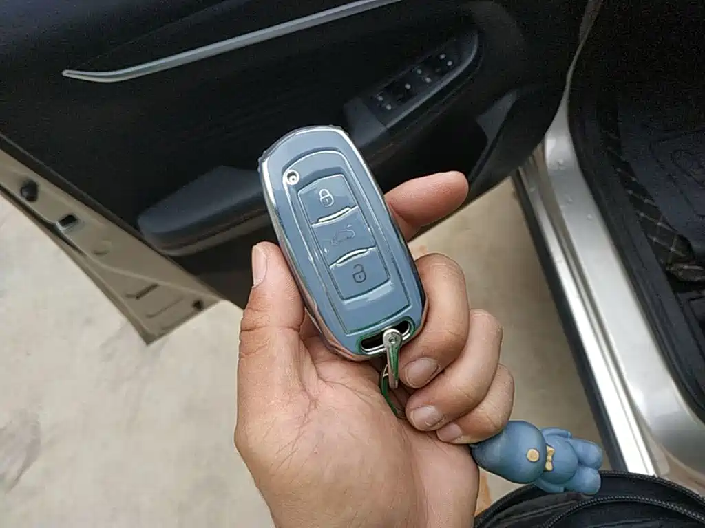 Фото 9 - Geely Vision X3