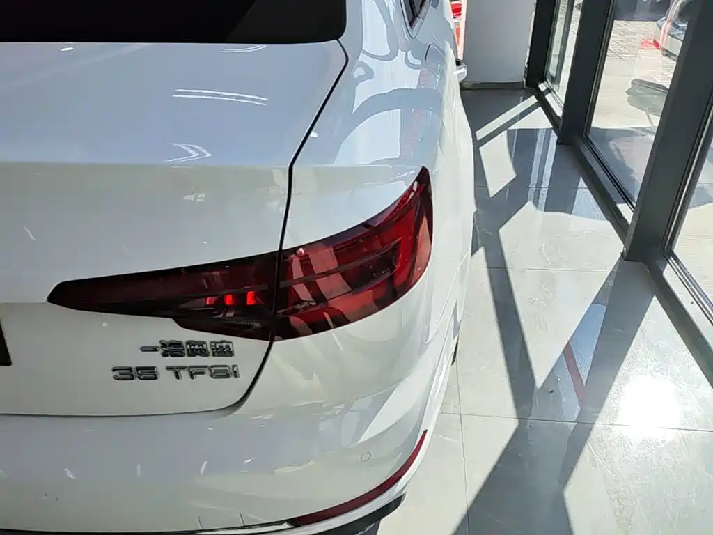 Фото 24 - Audi A4L