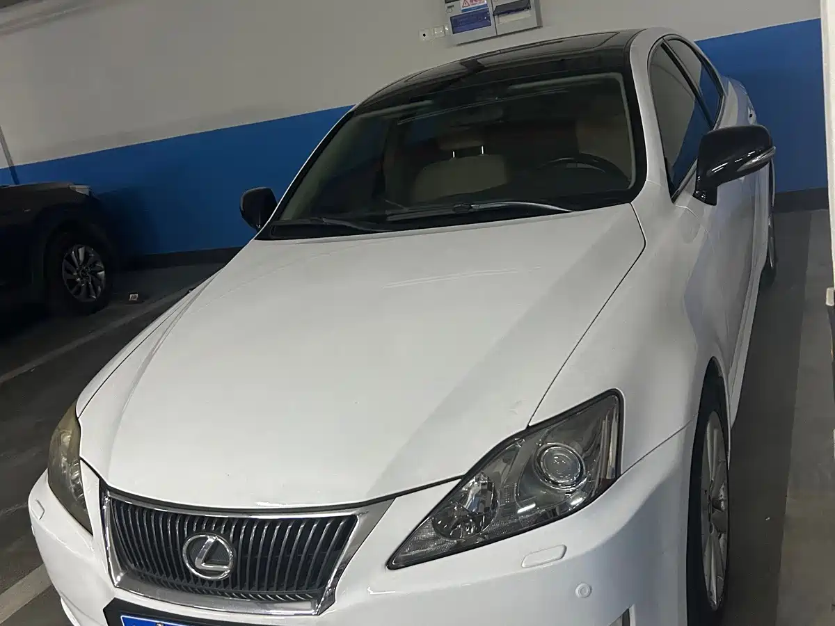 Photo 1 - Lexus IS