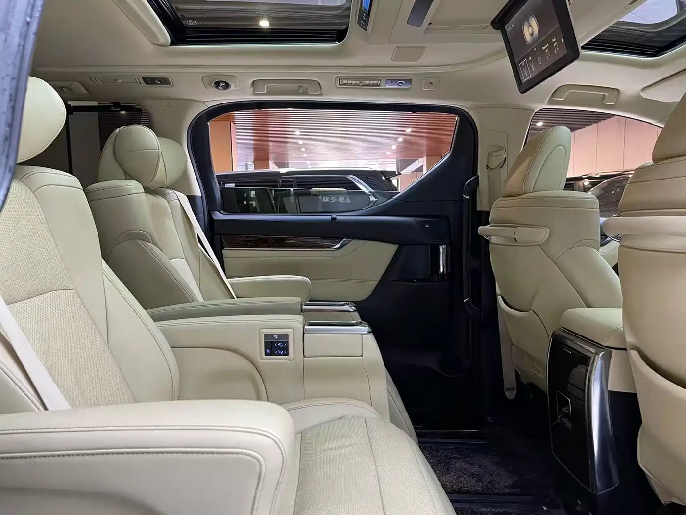 Toyota Alphard 2018 Facelift 3.5L Luxury Edition фото 8