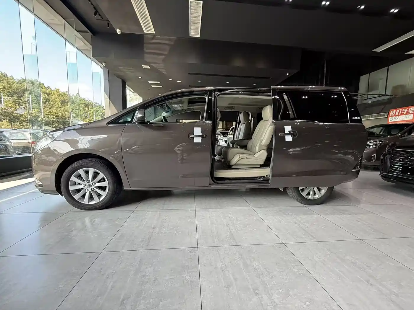 Buick GL8 2014 2.4L CT Luxury Business Comfort фото 5