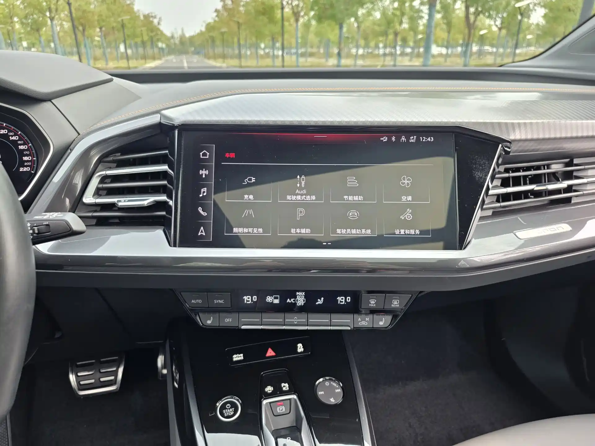 Photo 16 - Audi Q4 e-tron