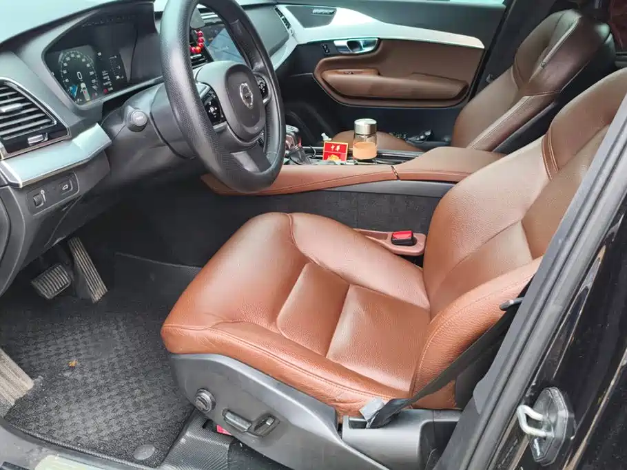 Фото 9 - Volvo XC90