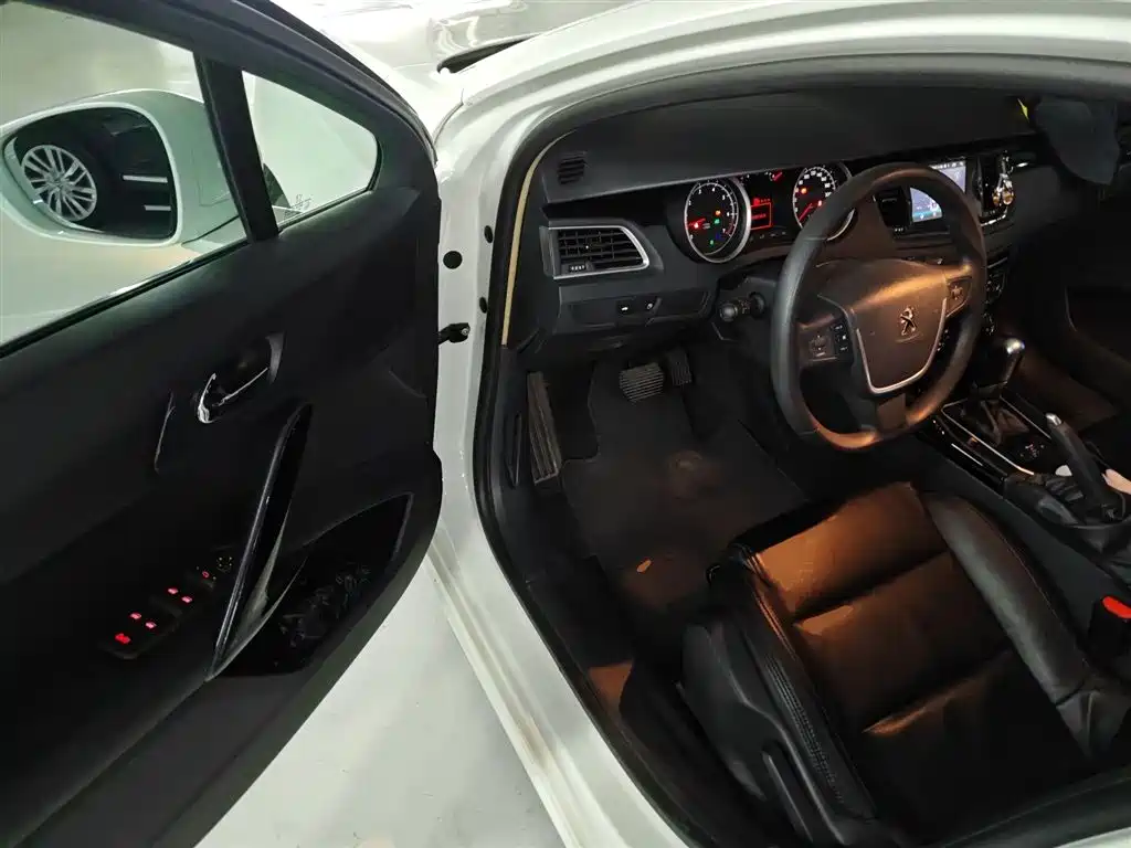 Peugeot 508 2012 2.0L Automatic Sunroof Classic Edition фото 12