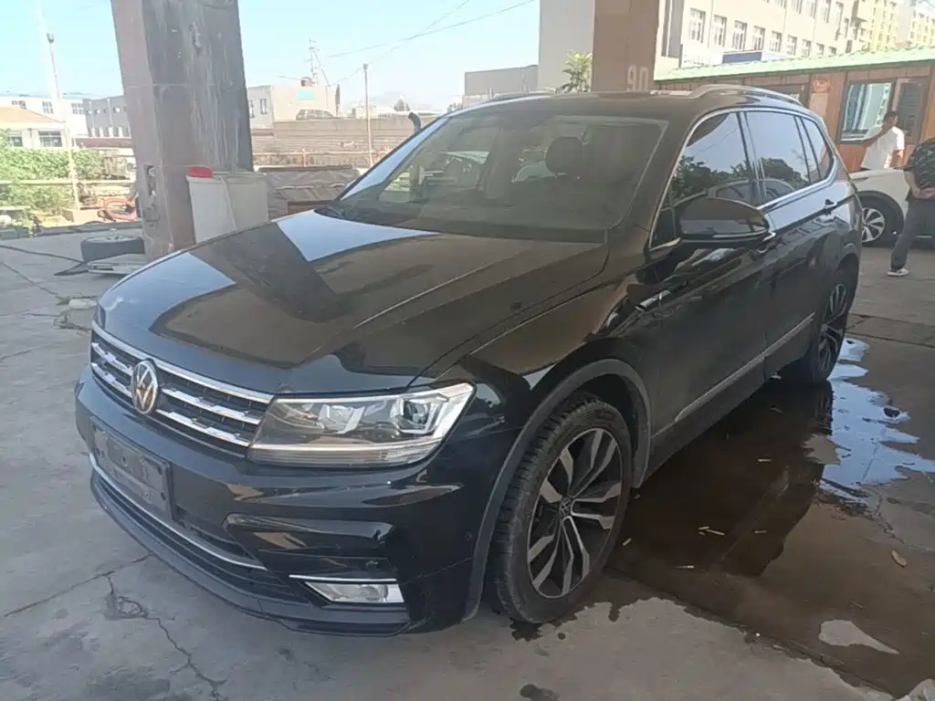 Photo 1 - Volkswagen Tiguan L