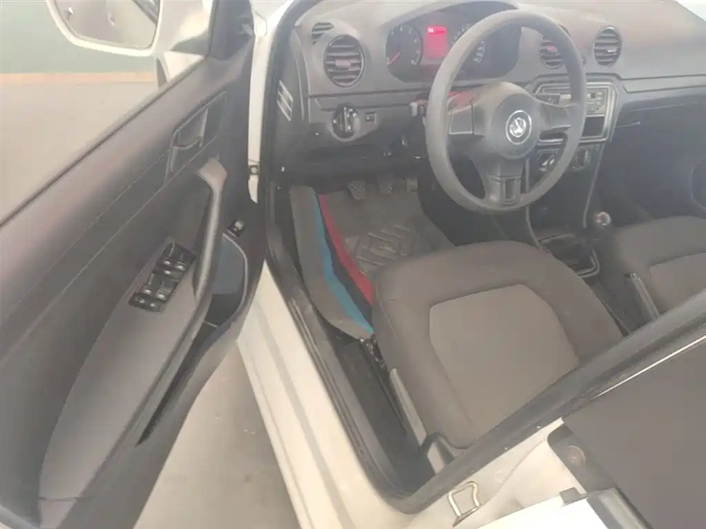 Volkswagen Jetta 2015 1.6L Manual Trend фото 16