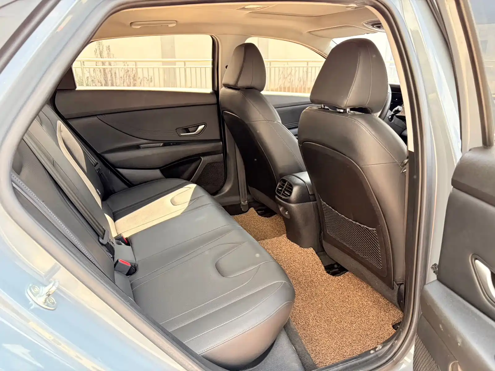 Photo 10 - Hyundai Elantra
