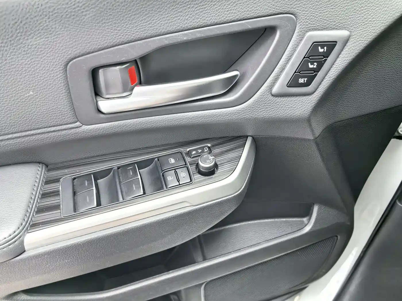 Toyota Sienna 2023 2.5L Hybrid Platinum Edition фото 14