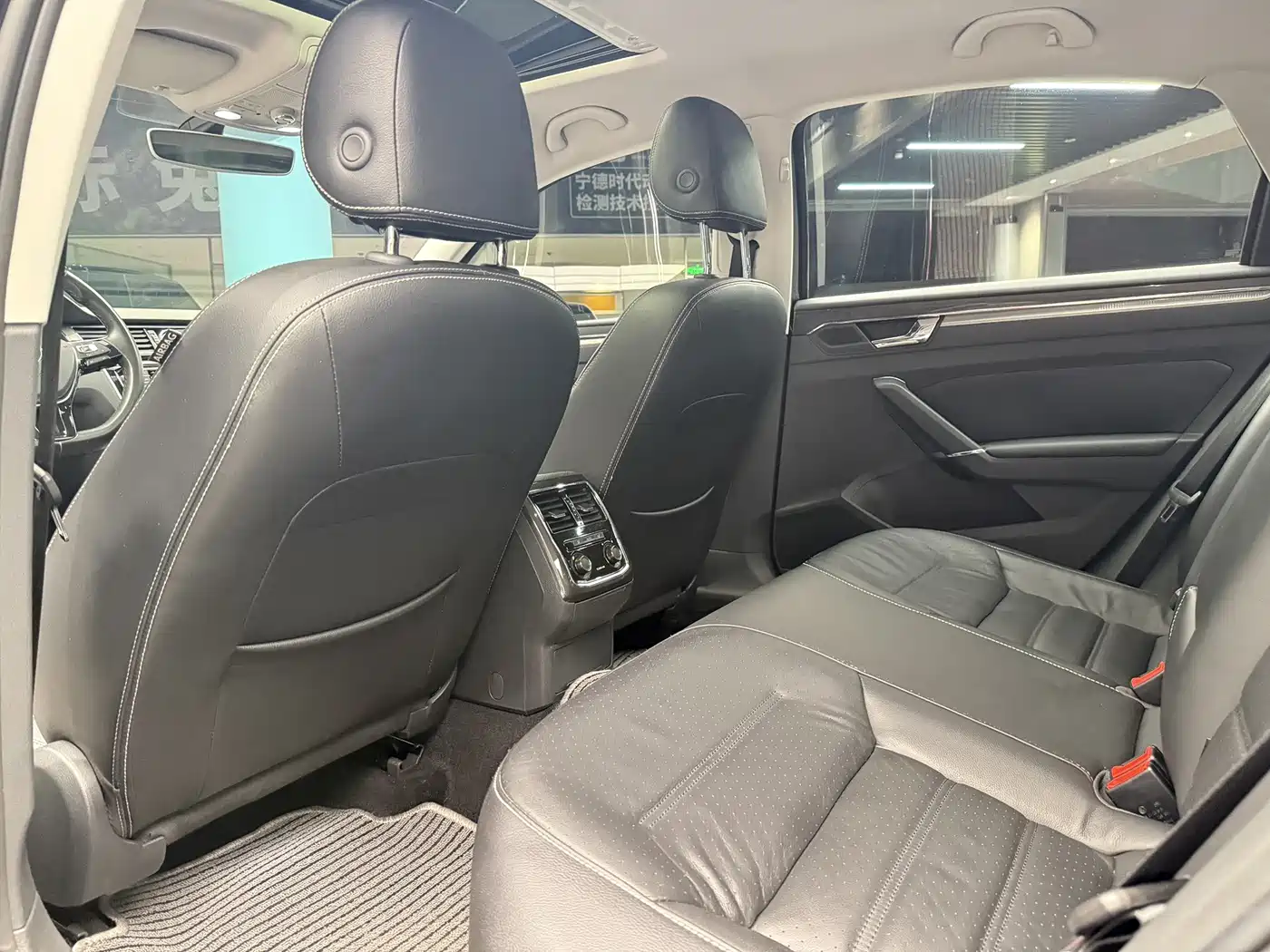 Volkswagen Passat 2017 330TSI DSG Luxury фото 9