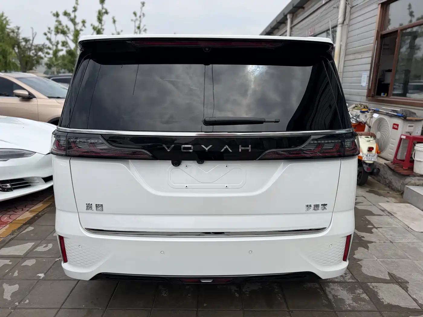 Voyah Auto Voyah Dreamer 2025 PHEV AWD Flagship Qian Kun Edition фото 18