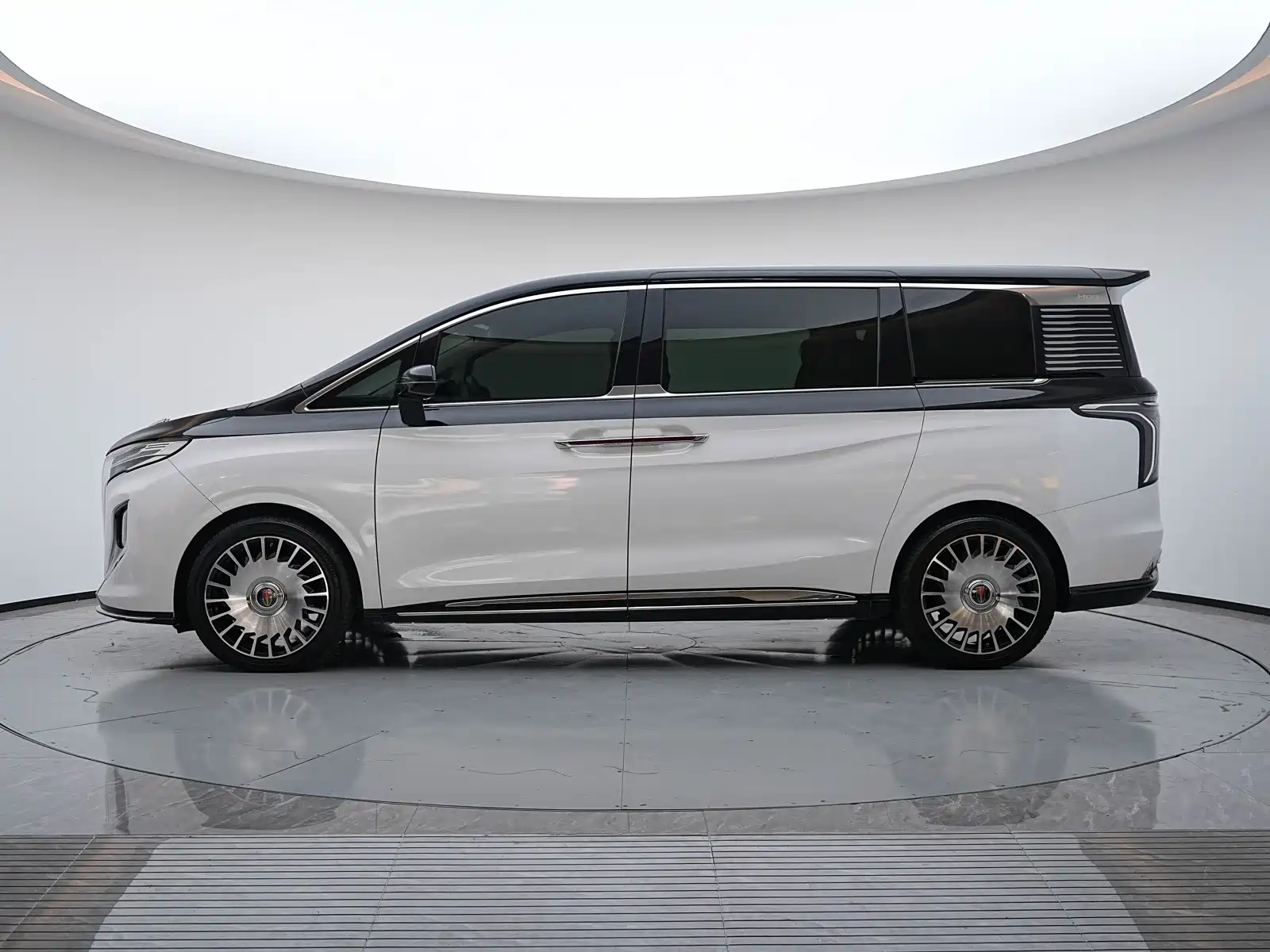 Фото 4 - Hongqi HQ9