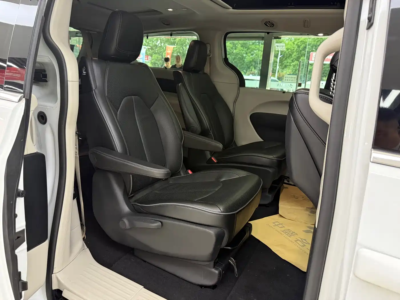 Chrysler Grand Voyager (Import) 2017 3.6L Premium Edition фото 30