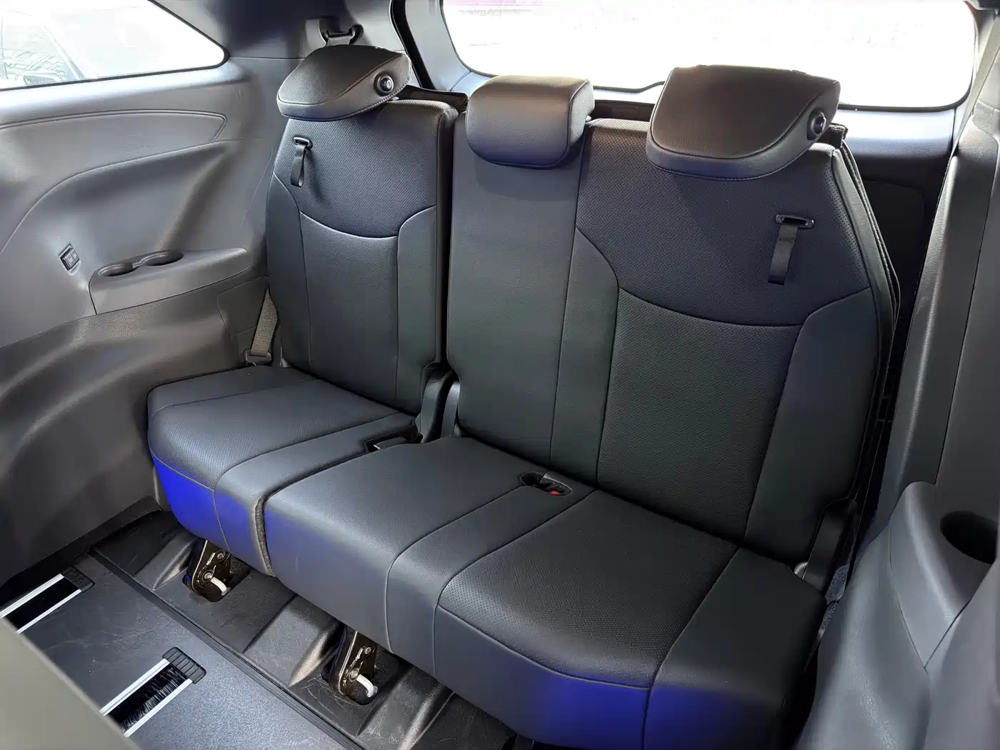 Toyota Sienna 2023 2.5L Hybrid Premium Edition фото 10