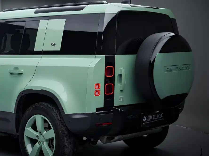 Land Rover Defender 2023 110 3.0T P400 75th Anniversary Legend Edition фото 5