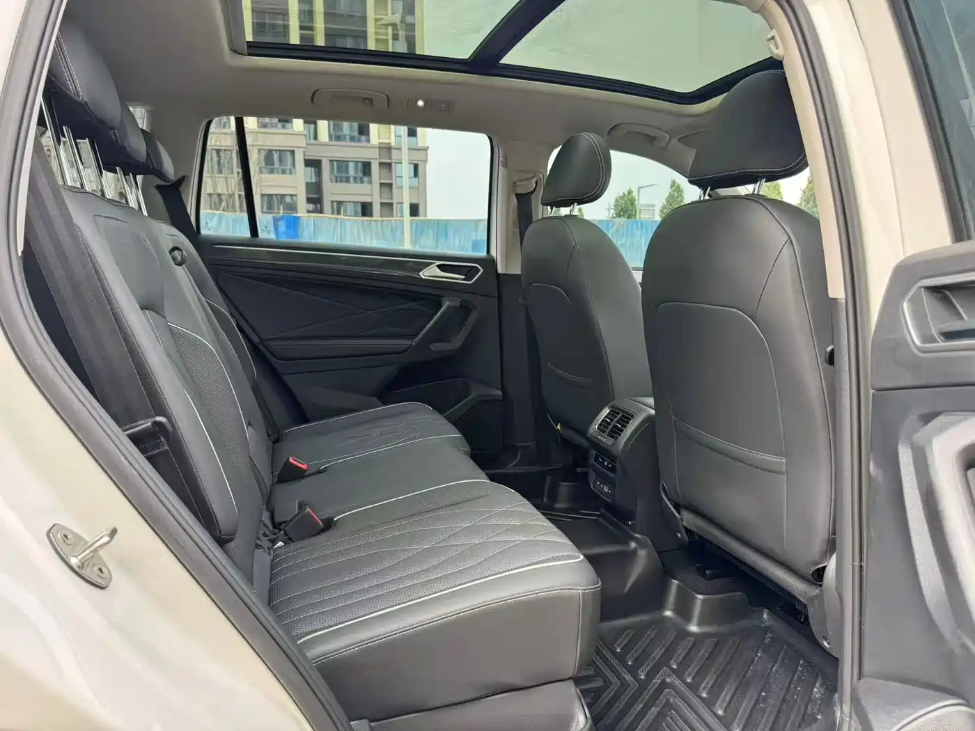 Volkswagen Tiguan L 2022 330TSI Auto 2WD R-Line Premium Edition фото 7