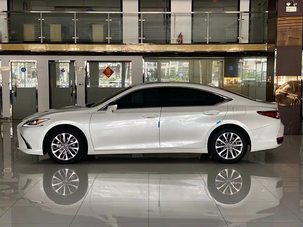 Lexus ES 2023 200 Excellence Edition фото 4