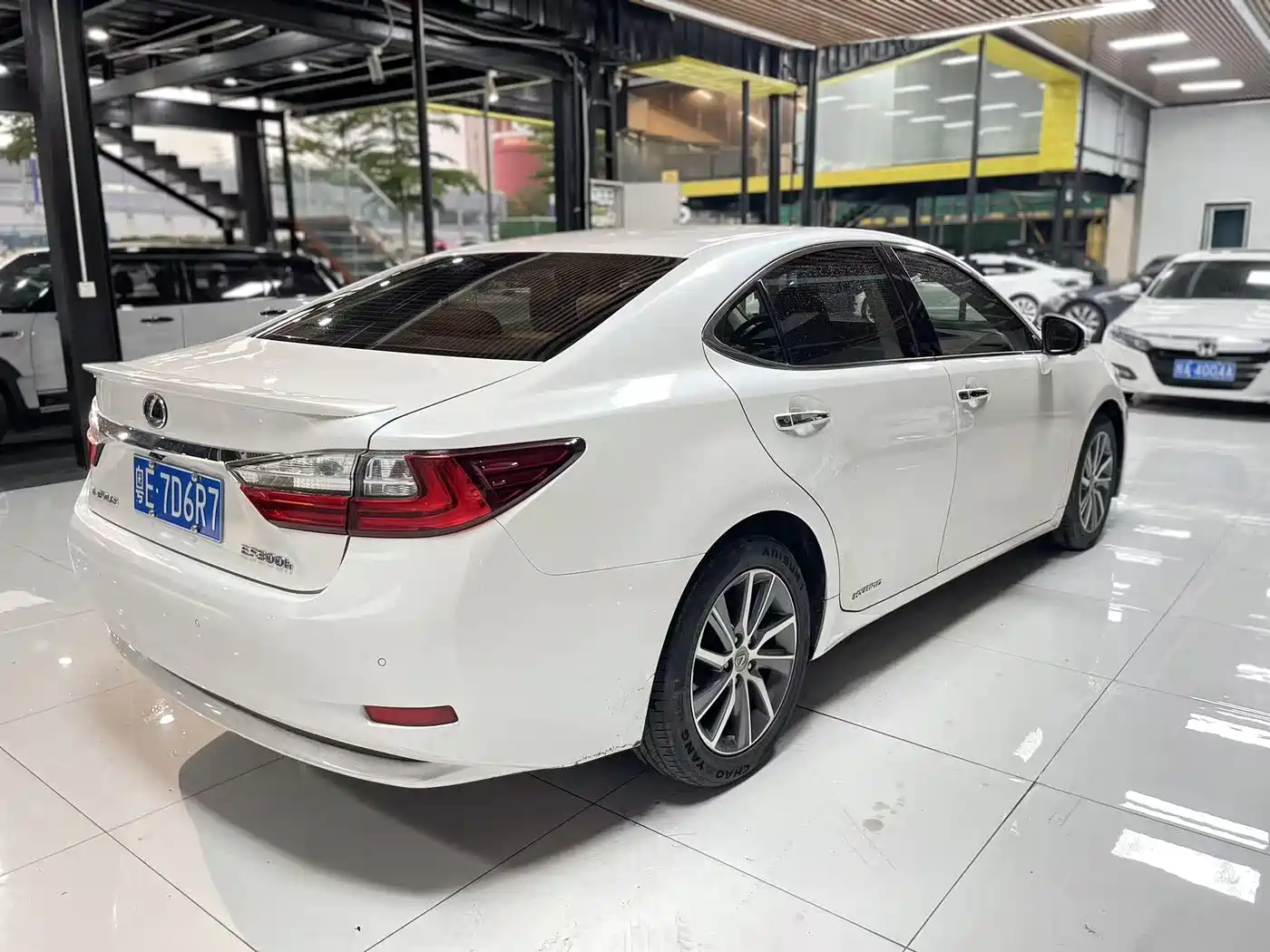 Lexus ES 2017 300h Mark Levinson Comfort Edition фото 7