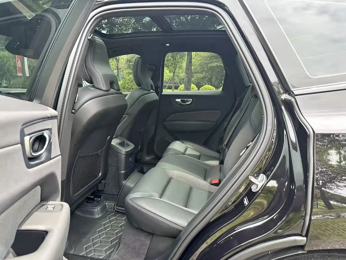 Volvo XC60 Plug-in Hybrid 2025 Plug-in Hybrid Long Range AWD Zhiyuan Polar Night Black Edition фото 5