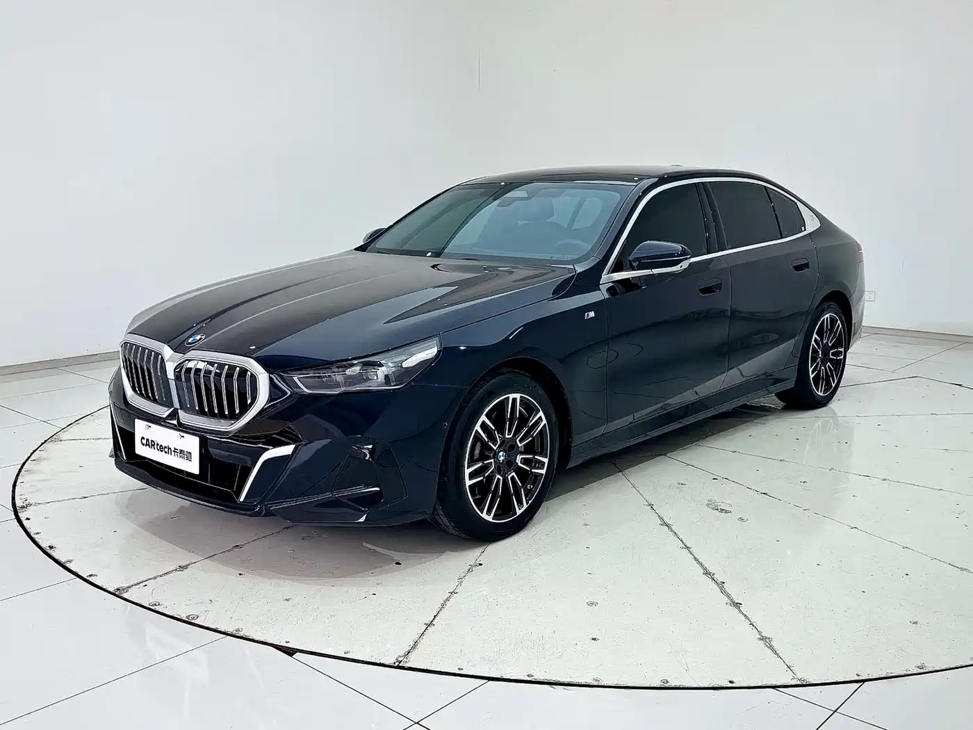 BMW 5 Series 2025 530Li Leading M Sport Package фото 5