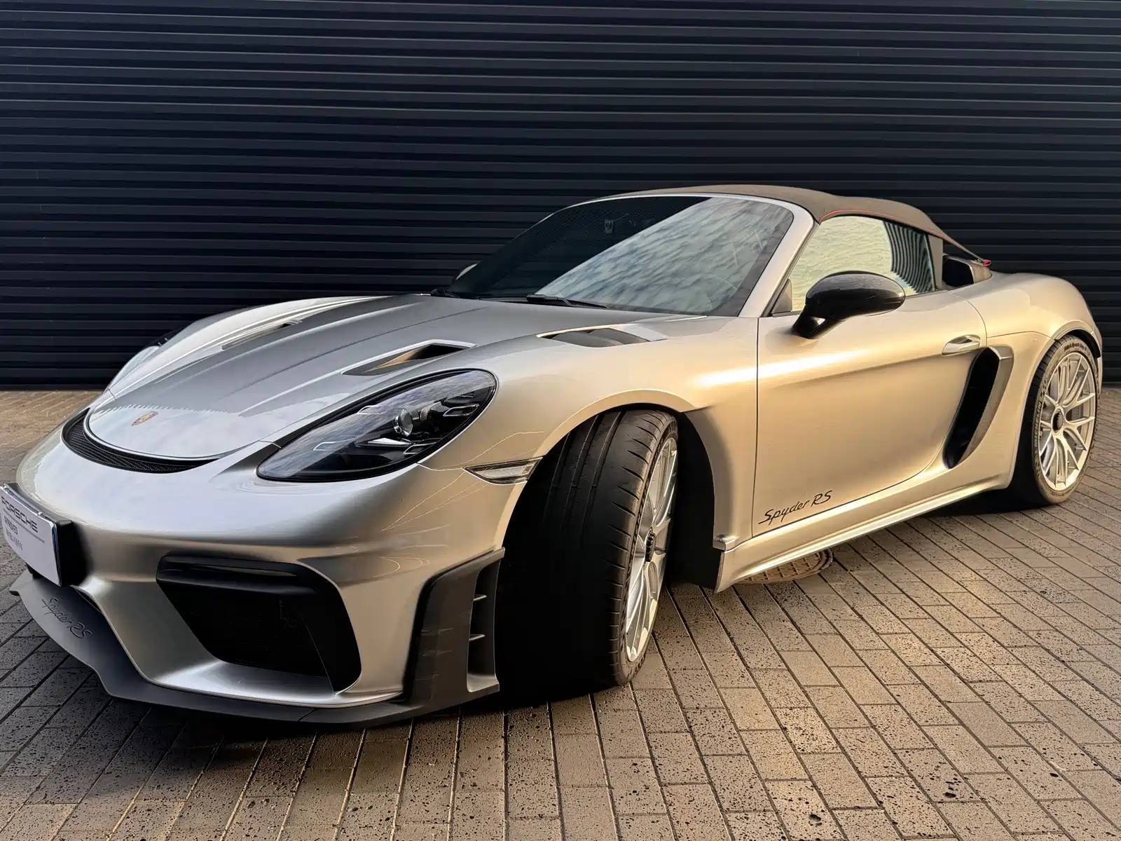 Photo 1 - Porsche 718