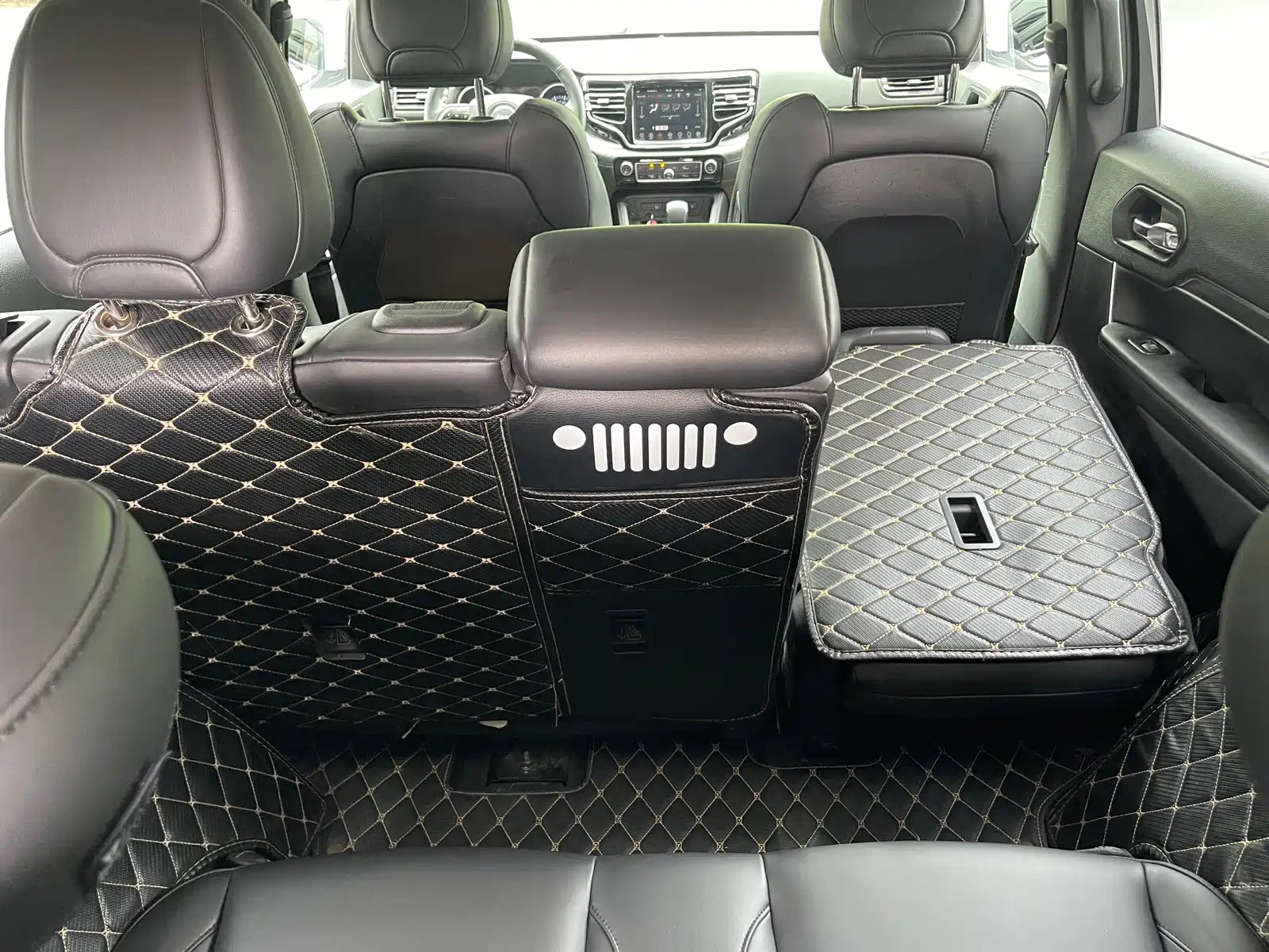 Photo 5 - Jeep Grand Commander