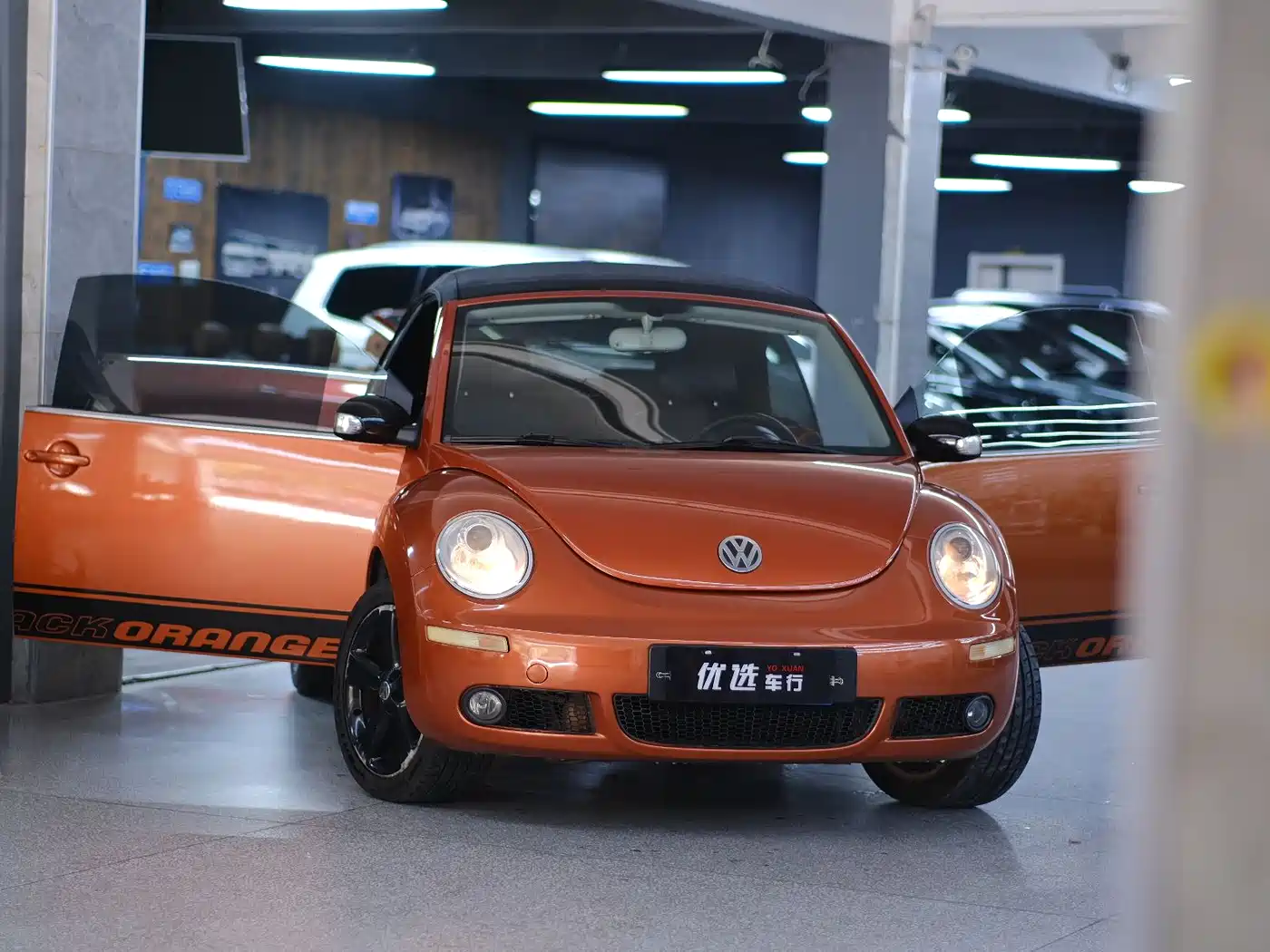 Volkswagen Beetle 2010 Model 2.0 BlackOrange Convertible Luxury Edition фото 5