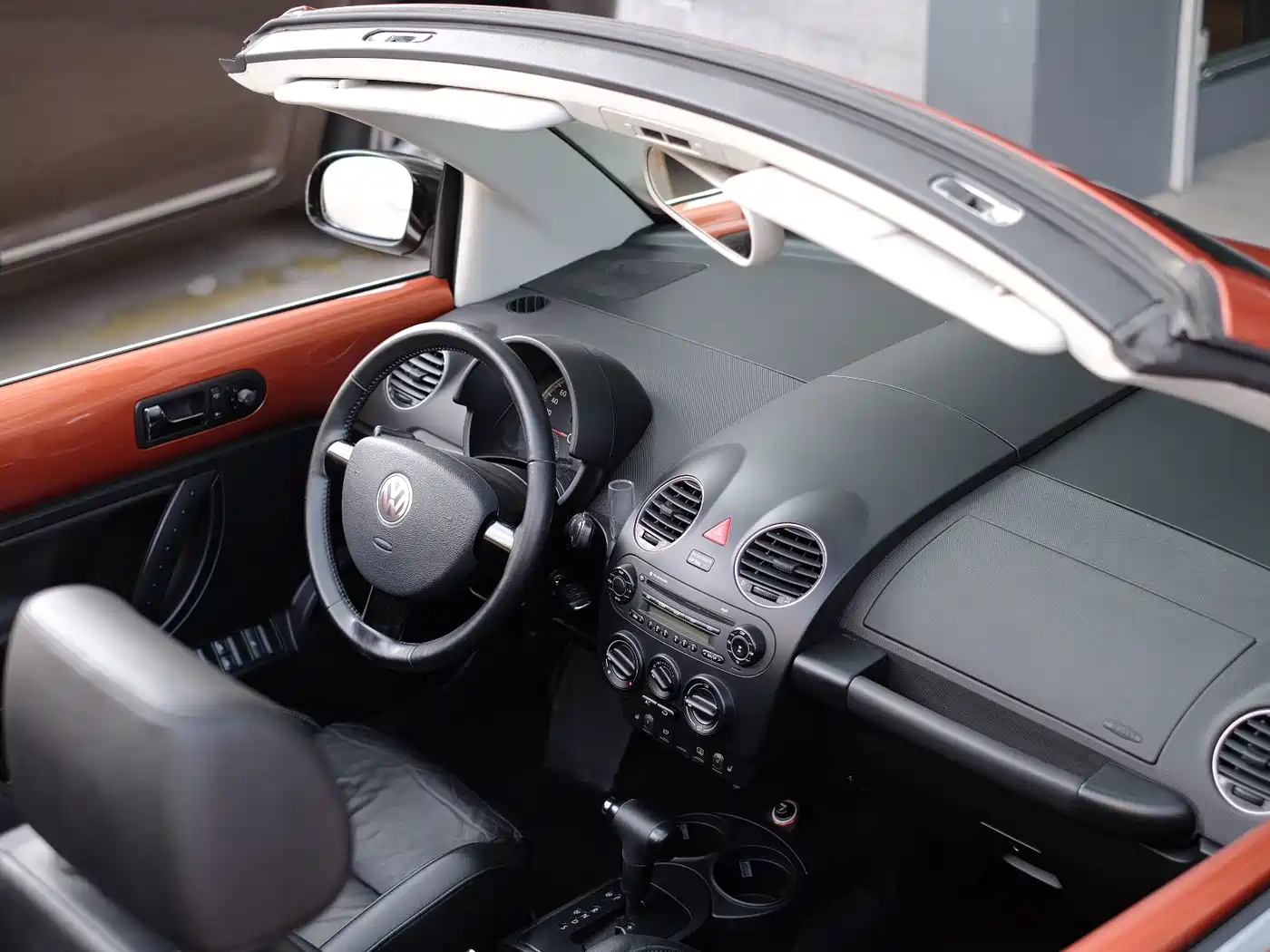 Volkswagen Beetle 2010 Model 2.0 BlackOrange Convertible Luxury Edition фото 42