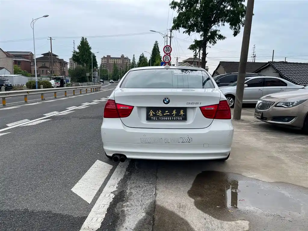 BMW 3 Series (Import) 2010 325i Luxury фото 3