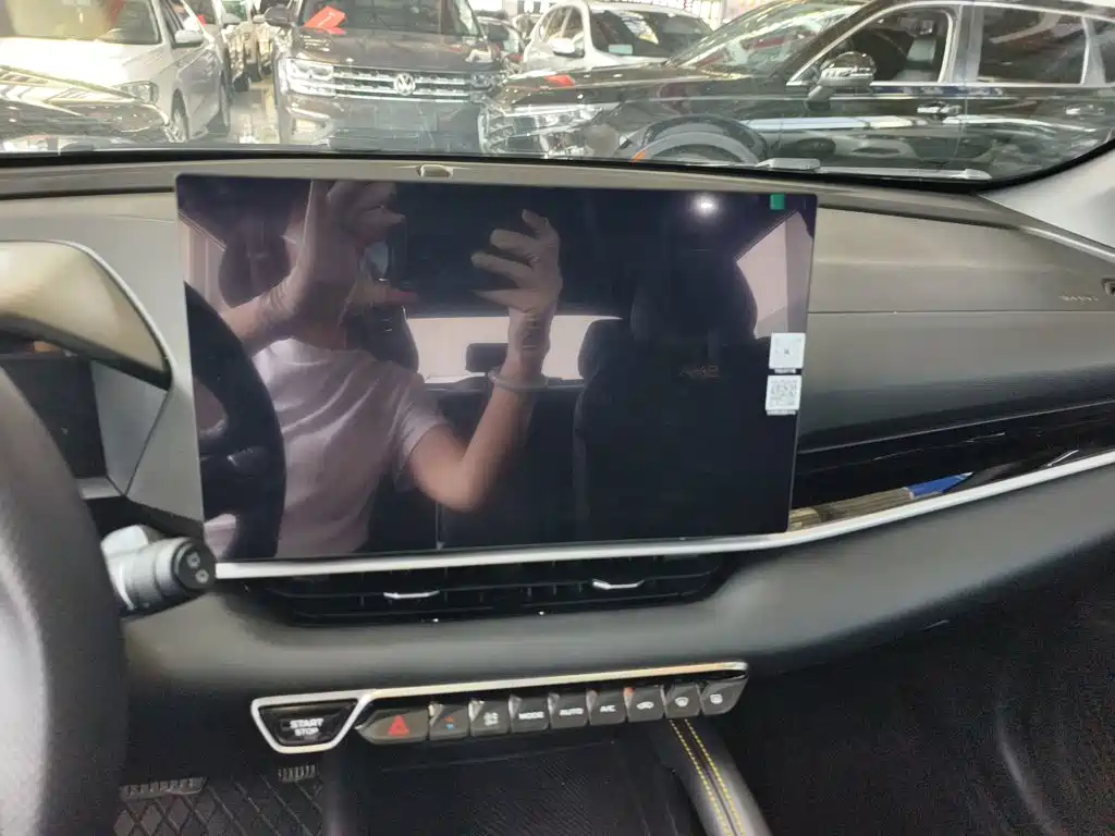 Фото 7 - Geely Coolray