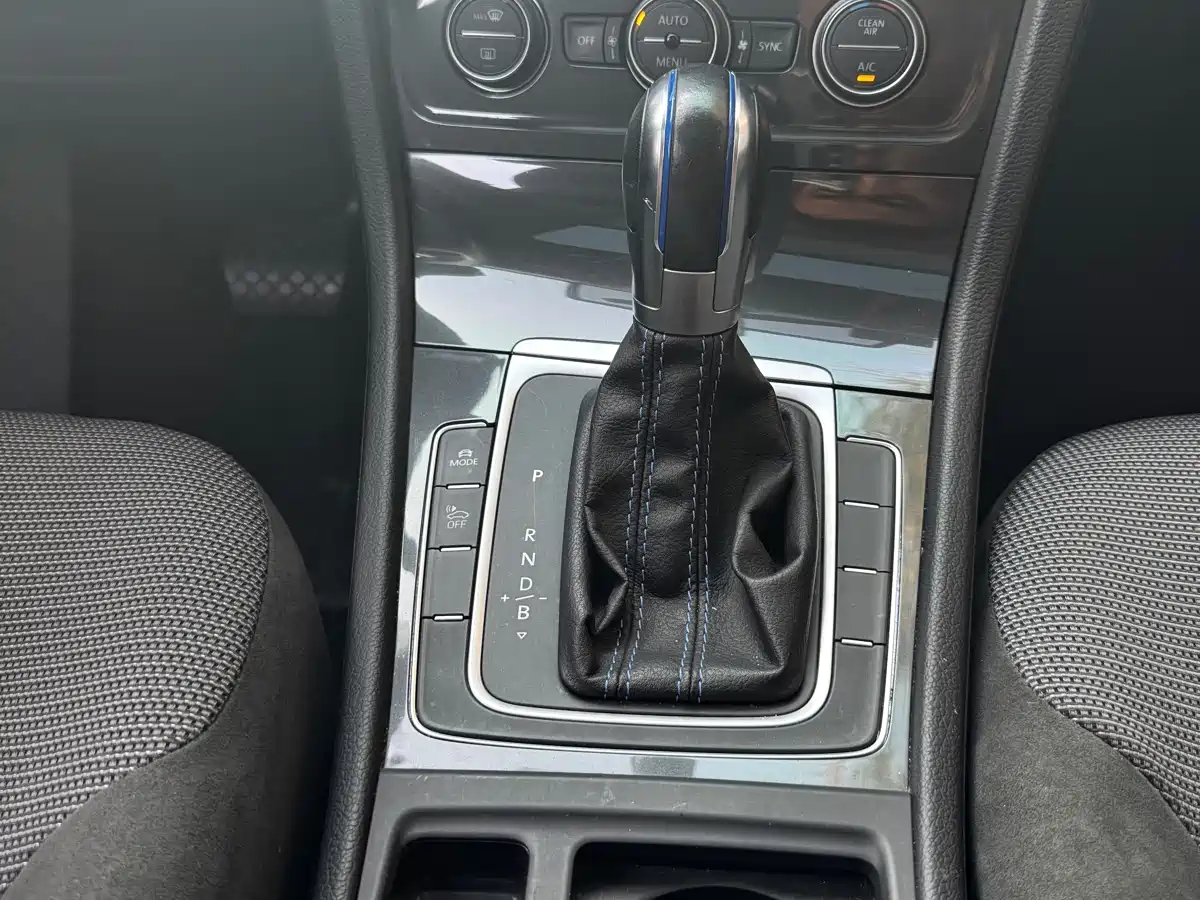 VOLKSWAGEN GOLF*PURE ELECTRICITY