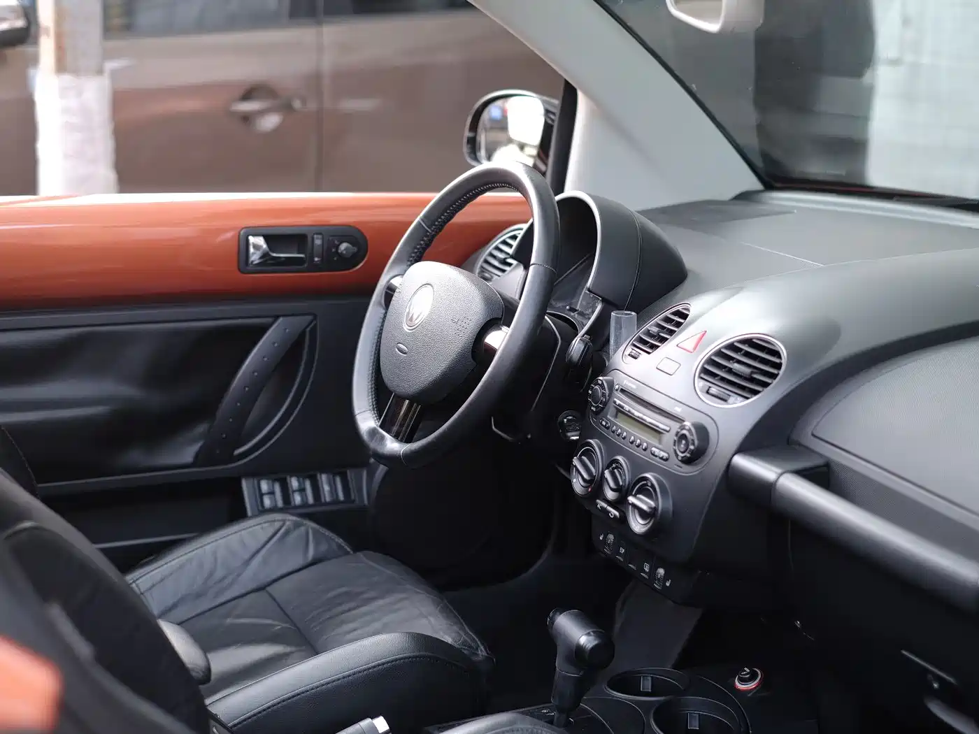 Volkswagen Beetle 2010 Model 2.0 BlackOrange Convertible Luxury Edition фото 48