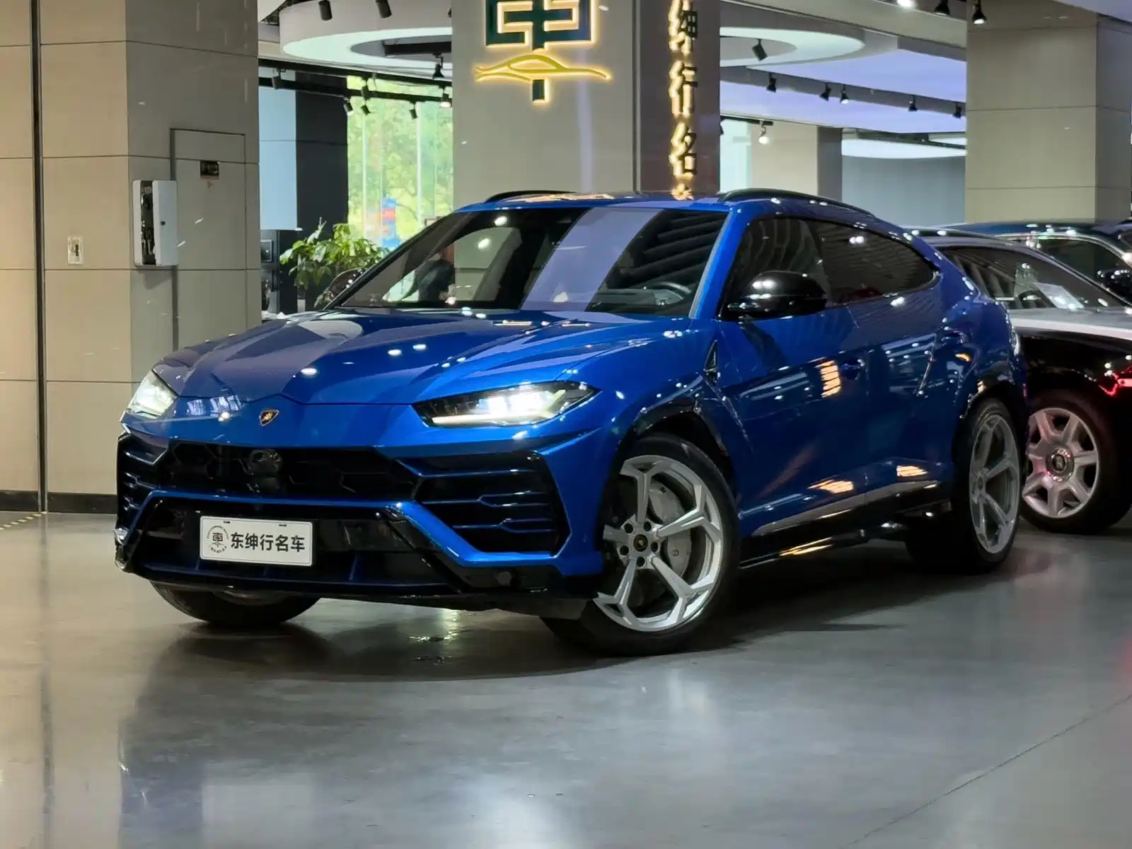 Фото 1 - Lamborghini Urus