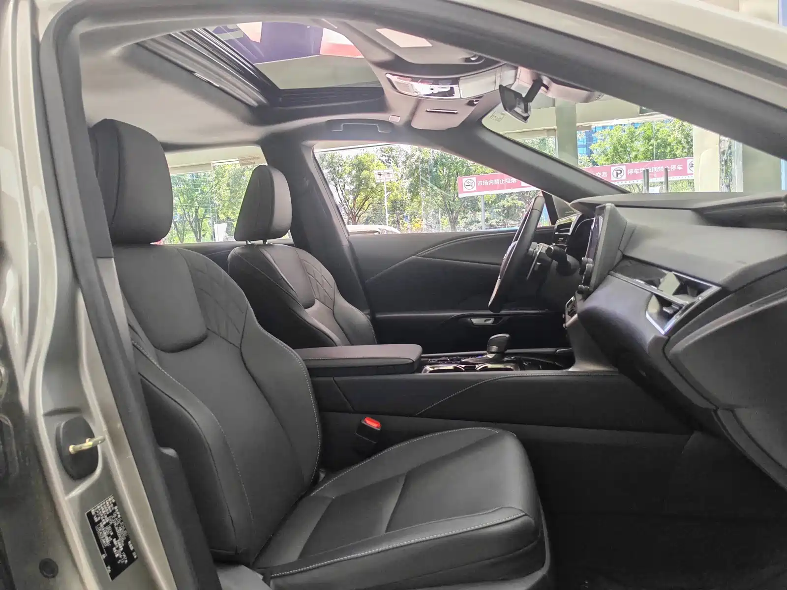 Фото 25 - Lexus RX