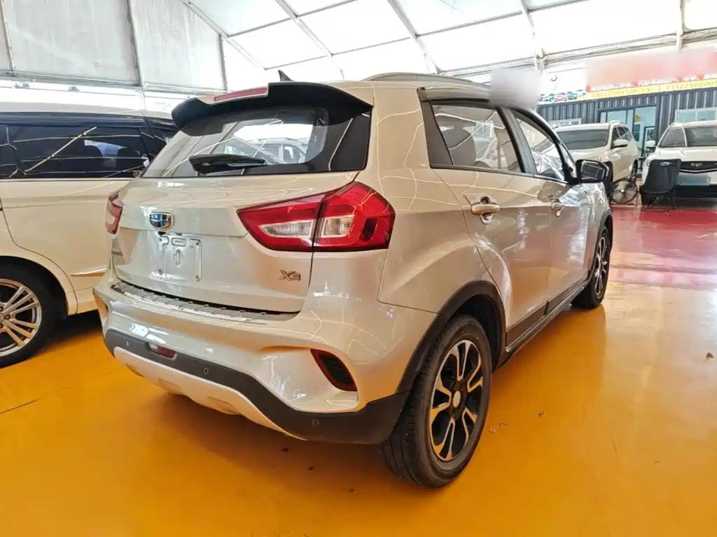 Фото 7 - Geely Vision X3