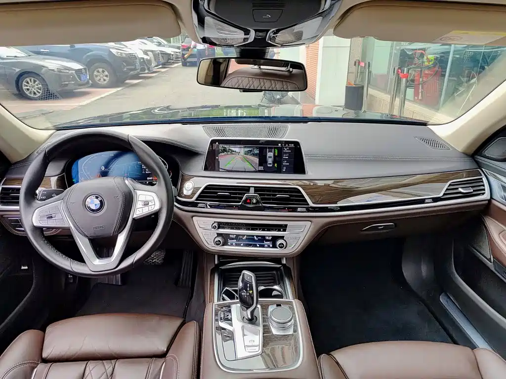 صورة 10 - BMW 7 Series