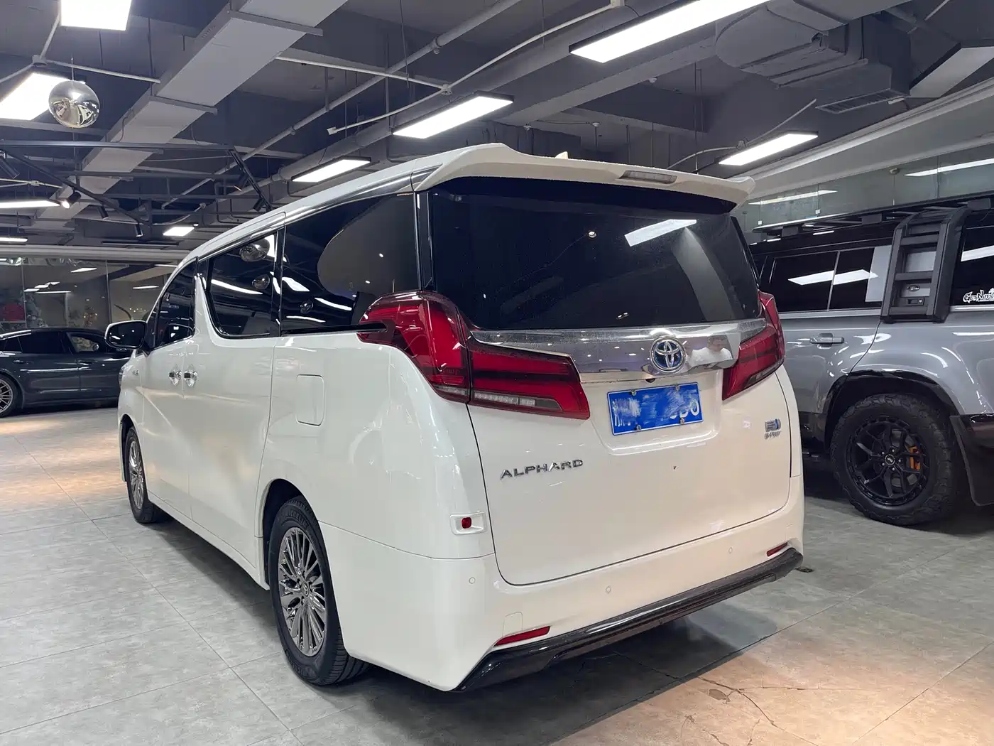 Toyota Alphard 2021 Hybrid 2.5L Luxury фото 4