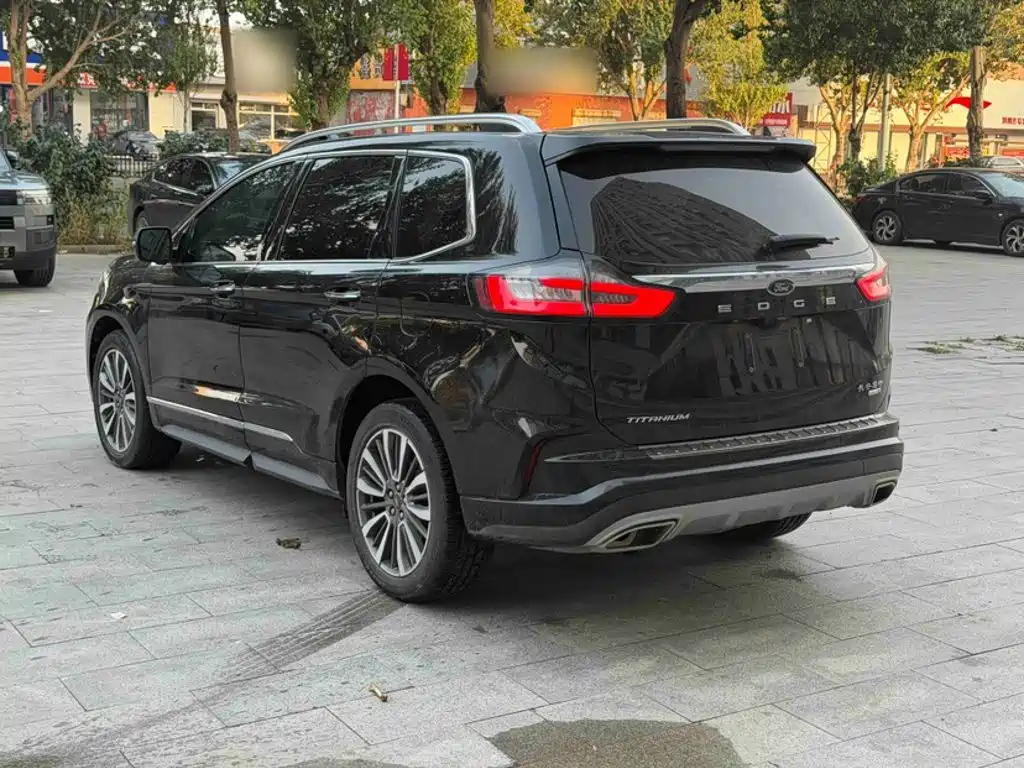 Фото 11 - Ford Edge