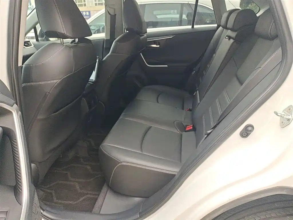 Toyota RAV4 Rongfang 2023 2.0L CVT 2WD 20th Anniversary Platinum Edition фото 17