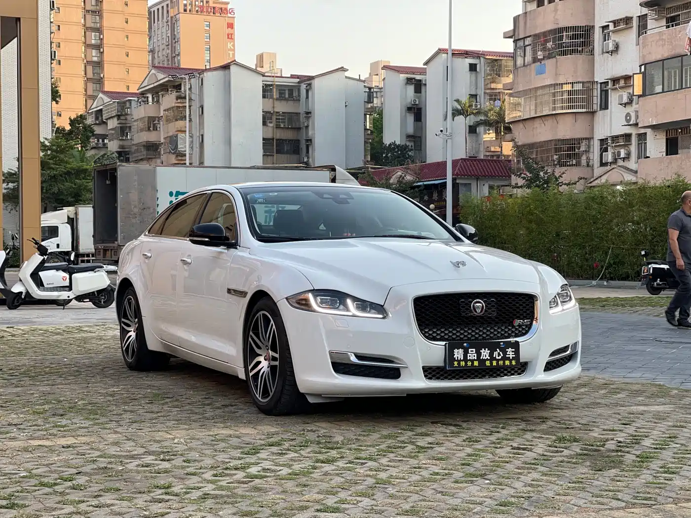 JAGUAR XJ