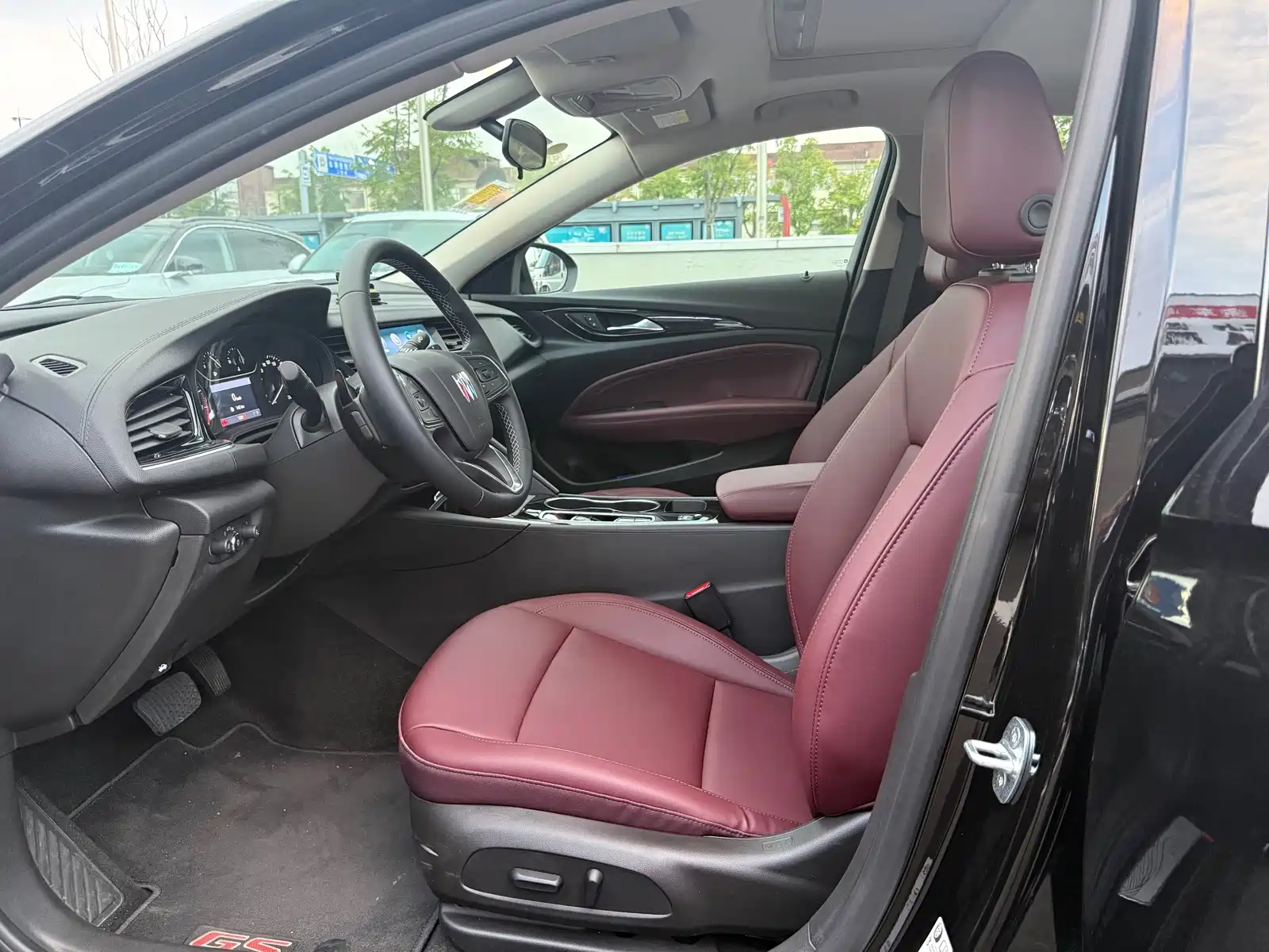 Photo 4 - Buick Regal