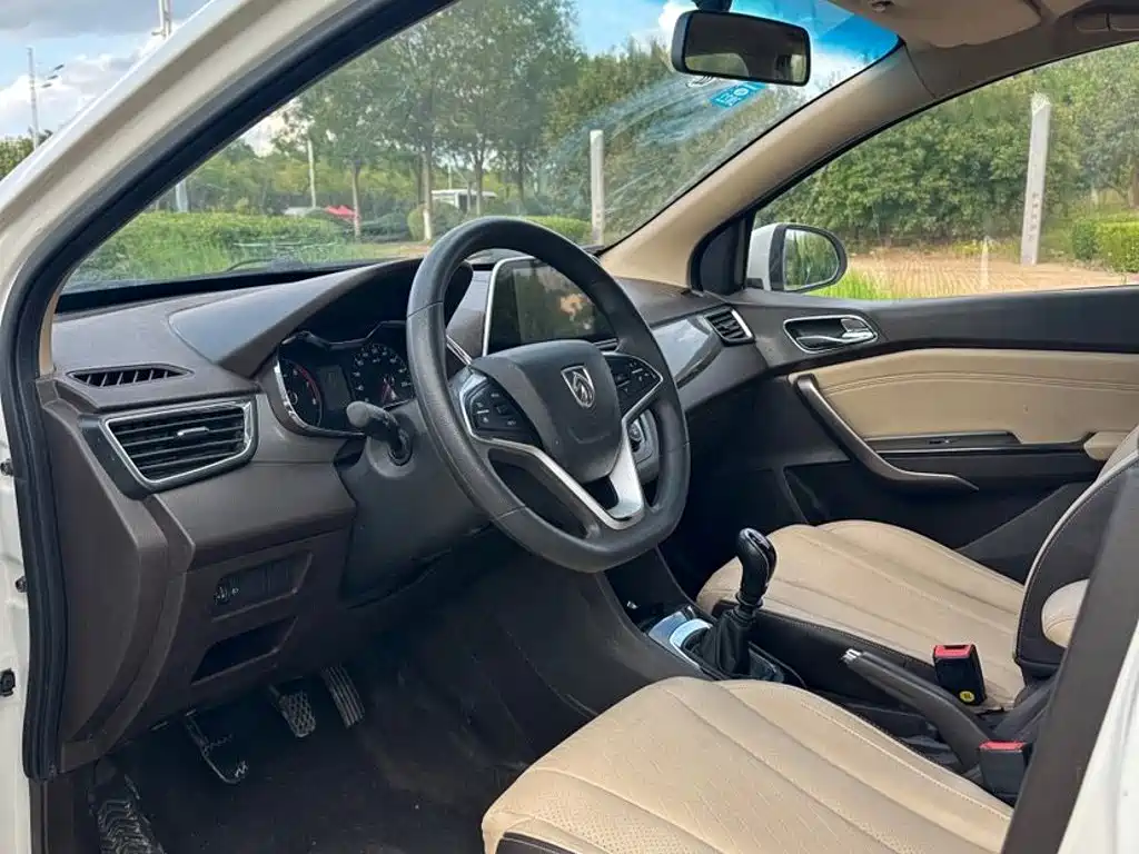 Baojun 310W 2018 2017 1.5L Manual Fashion Edition (China V)