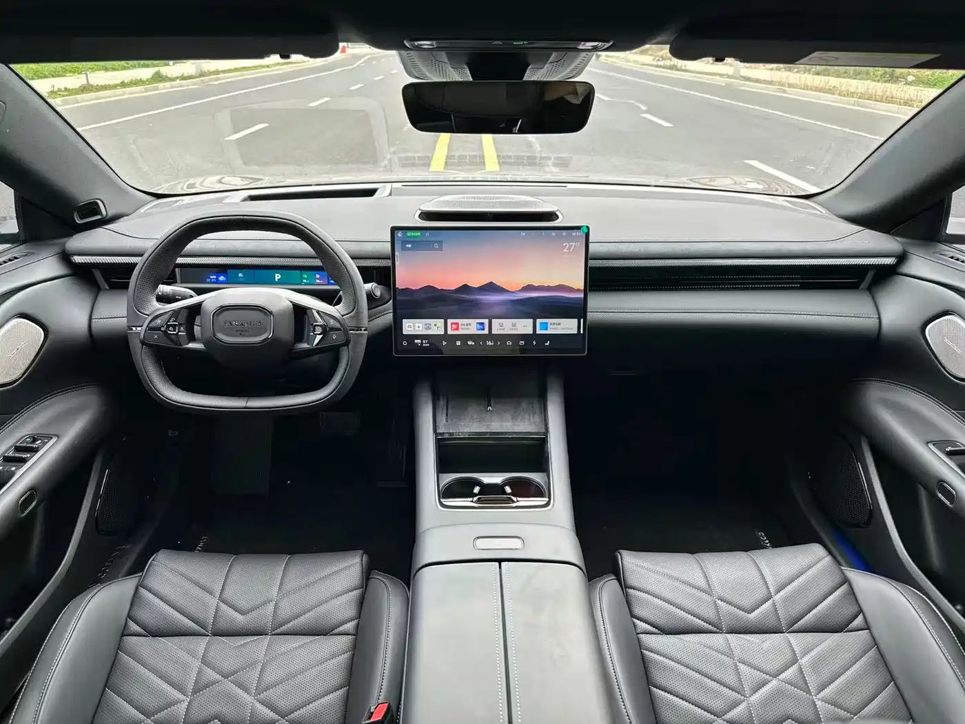 Lynk & Co 10 EM-P 2025 Model 120km Base Version фото 8