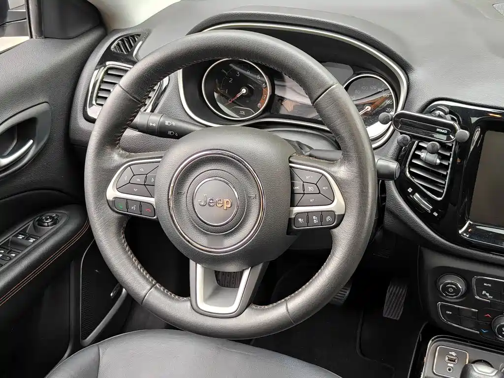 Фото 3 - Jeep Compass