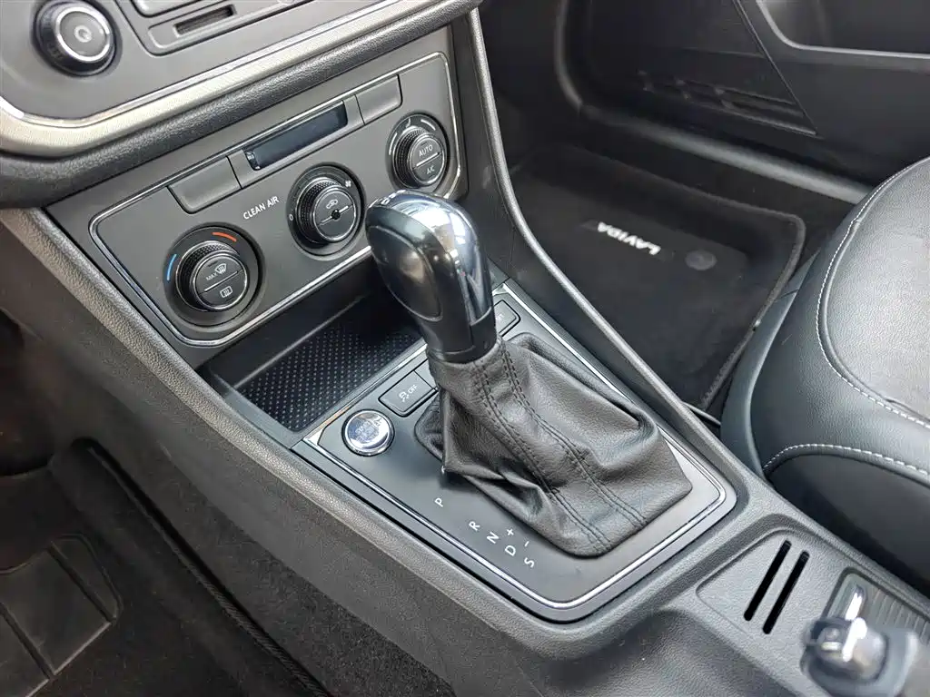 Volkswagen Lavida 2017 230TSI DSG Comfort Edition фото 6