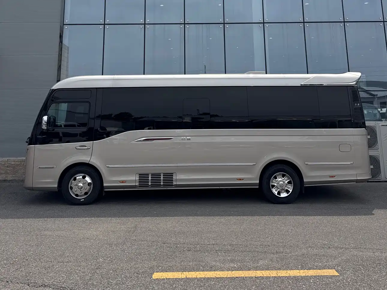 Hongqi Guoyue 2024 3.0T Flagship Edition 17-seater фото 3